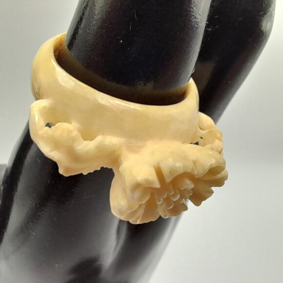 VINTAGE CARVED FLOWER CELLULOID RING US SIZE 8 - Picture 4 of 11